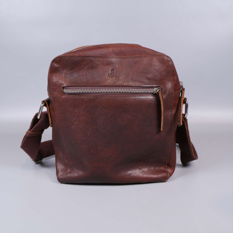 Baksidan av brun läderväska med utvändig ficka