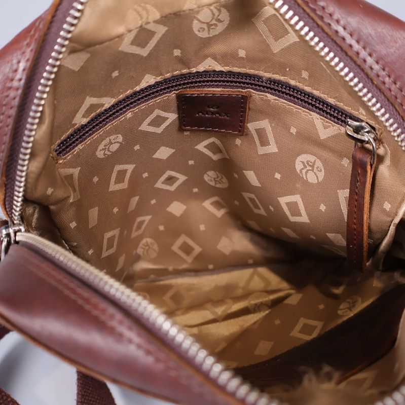 Inuti brun läderväska med mönstrat foder och innerficka