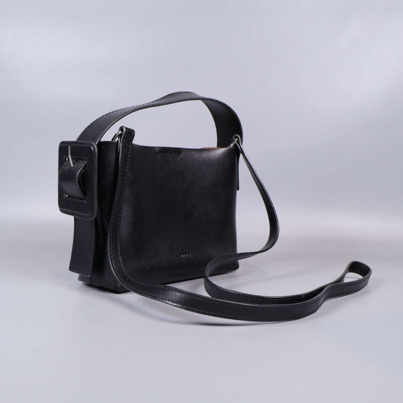 Svart axelväska med bred axelrem och spänne, sned vinkel
