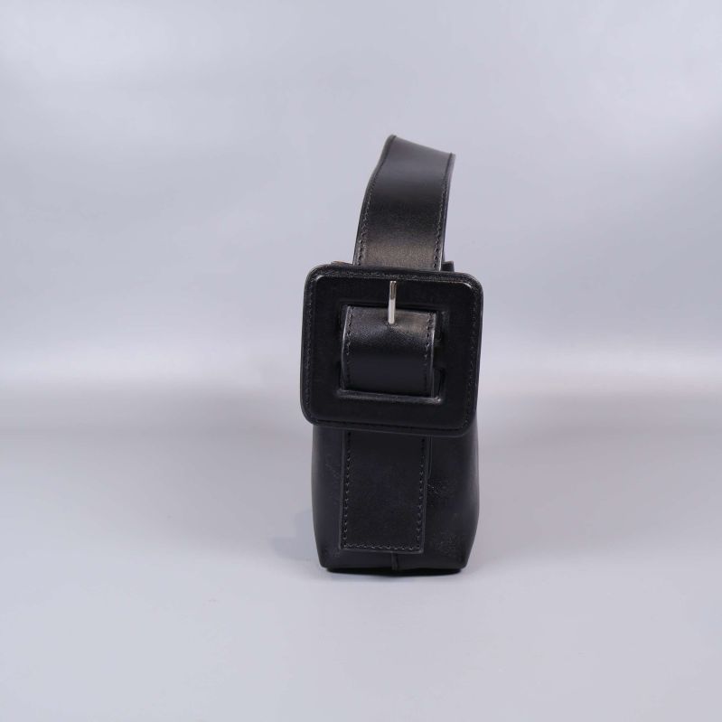 Sidovy på väska med fyrkantigt spänne i fokus