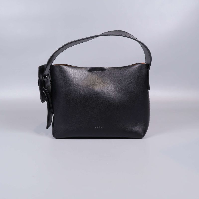 Framsida av svart väska med bred rem och glänsande yta