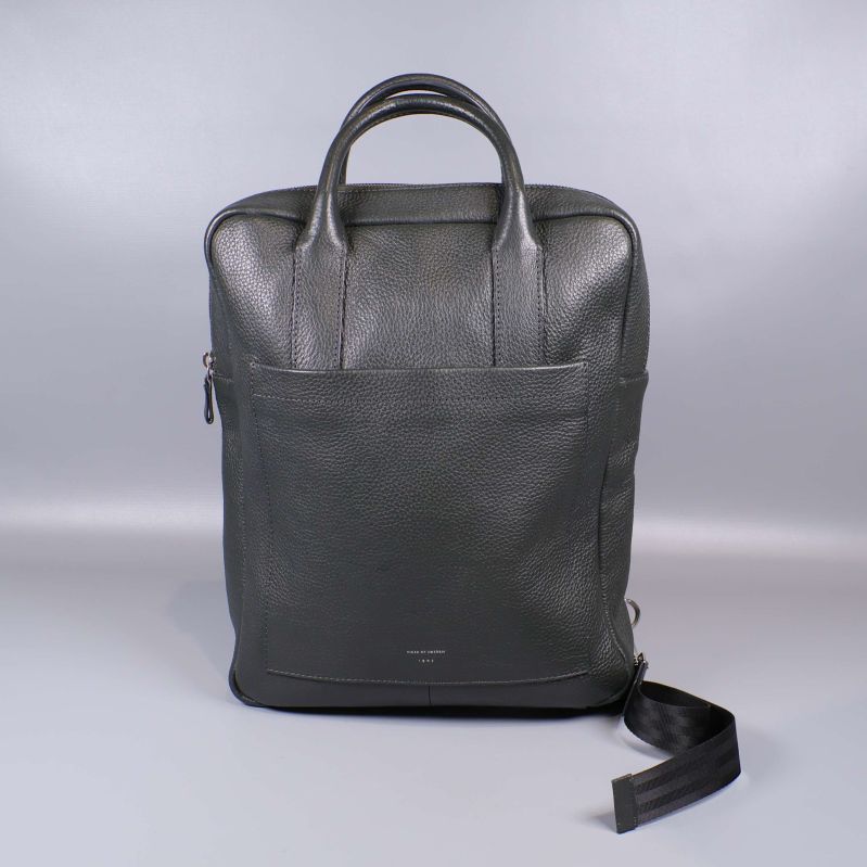 Svart läderryggsäck framtill med stor ytterficka