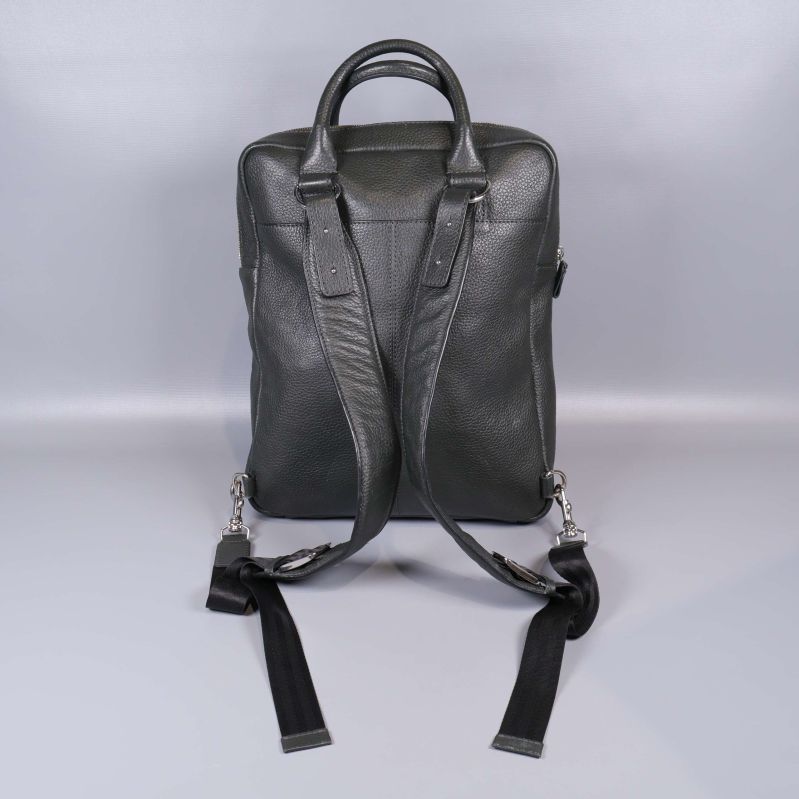 Baksida av svart läderryggsäck med justerbara axelremmar