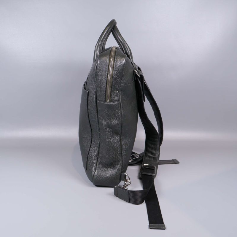 Sidan av svart läderryggsäck med robust profil