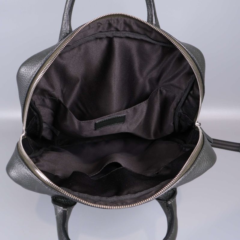 Rymligt svart vadderat innerfack med flera innerfickor