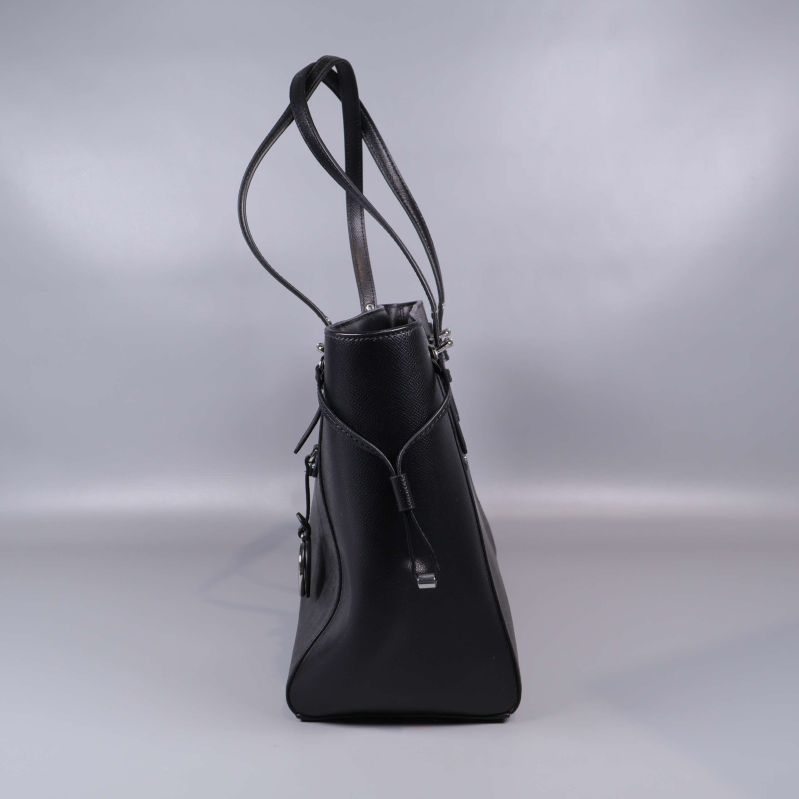 Svart axelväska från sidan med långa remmar