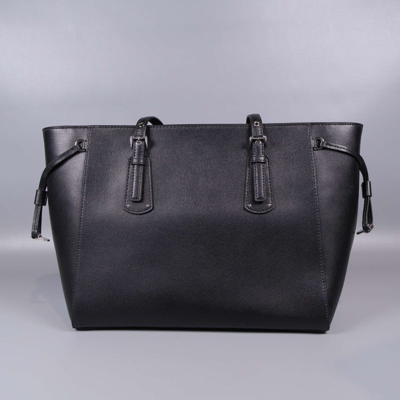 Baksidan av svart Michael Kors axelväska visas