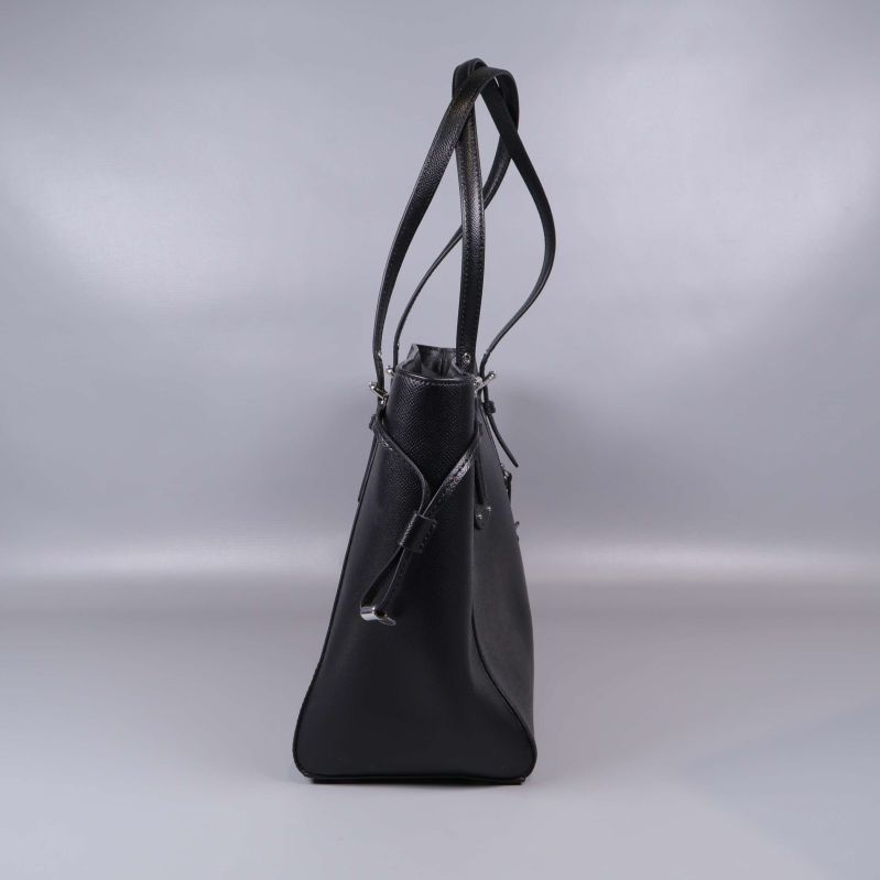 Axelväska sett från sidan med synliga fack