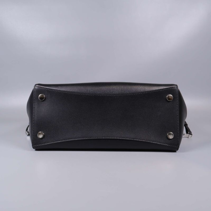 Väskans botten med metallfötter och struktur