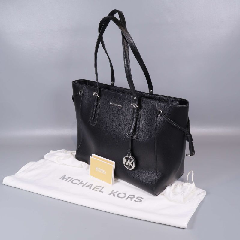 Svart Michael Kors axelväska med logotyp och tillbehör