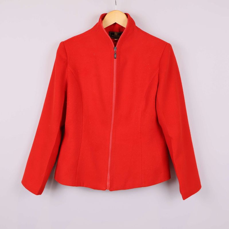 Röd jacka med dragkedja 