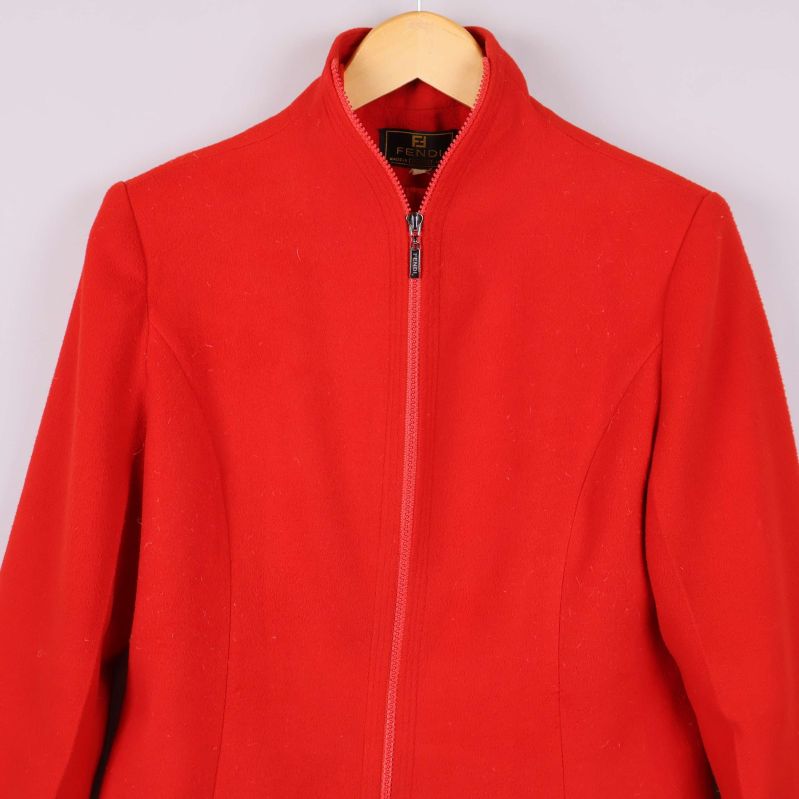 Ståkrage och axlar på röd kashmirjacka