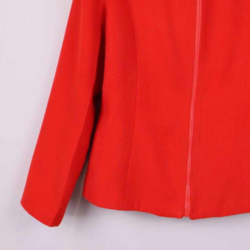 Nedre del av jackans framsida och ärm