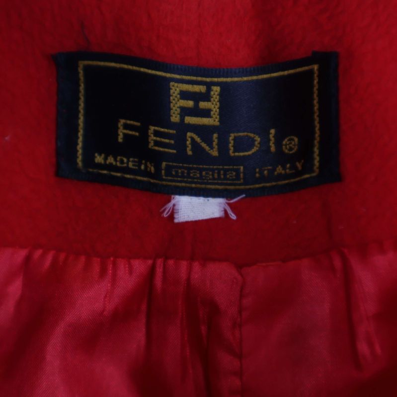Närbild på Fendi-logga inuti jacka