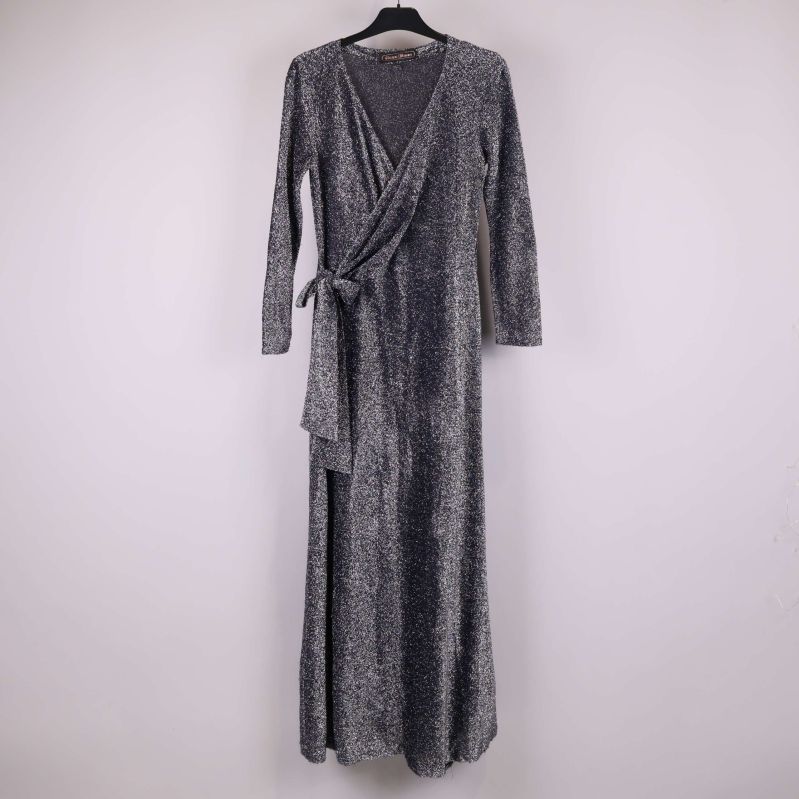 Helskottsbild av lång ärmlös glittrig omlottklänning på galge