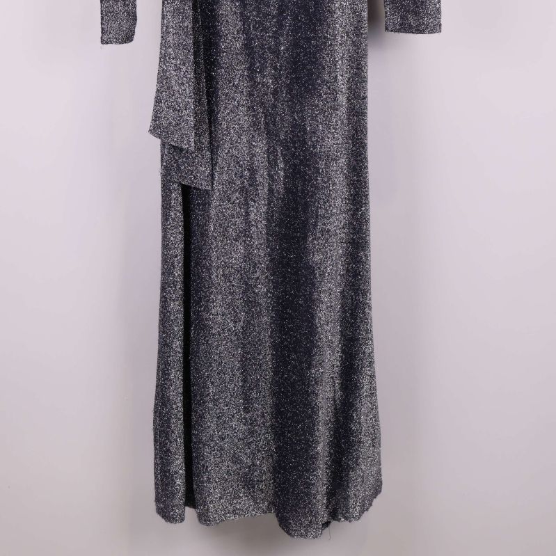 Nedre delen av lång glittrig omlottklänning