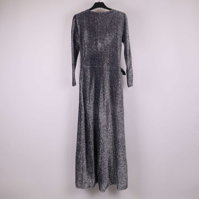 Baksida av lång glittrig omlottklänning med rak ärm