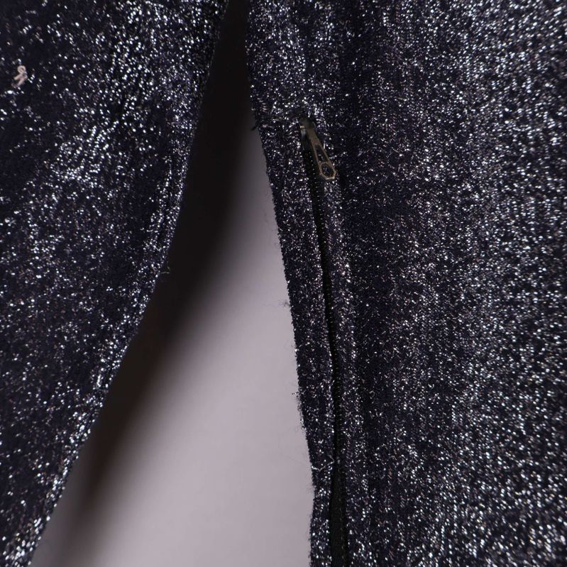 Närbild på dold dragkedja i sidan av klänningen