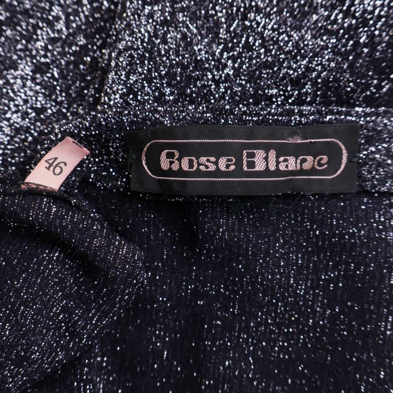 Närbild på etiketten Rose Blanc och storlek 46 i klänningen