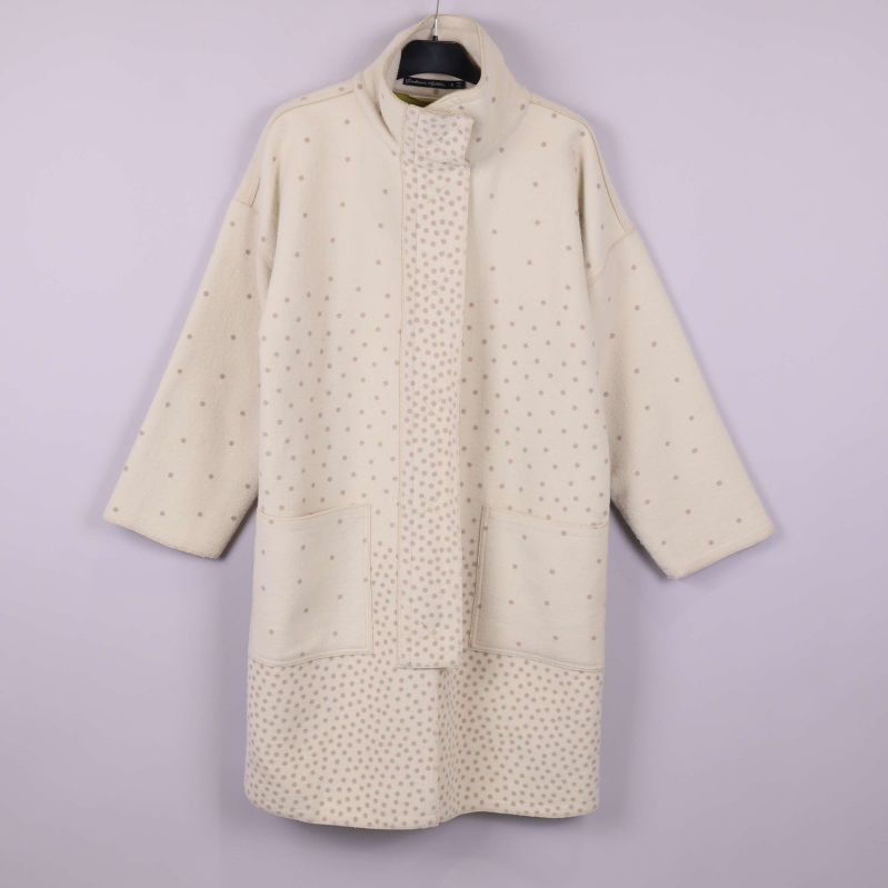 Prickig kappa med hög krage och stora fickor framifrån