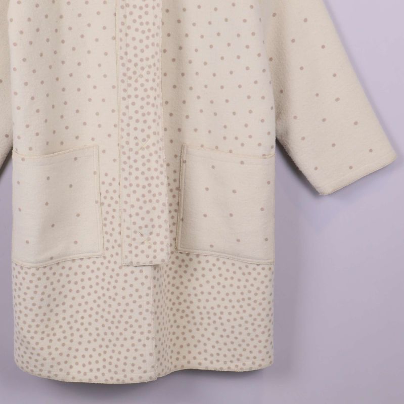 Stora fickor och pricktäckt nederdel på ullkappa