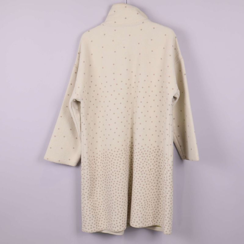 Kappa i prickigt tyg har rak rygg och klassisk passform