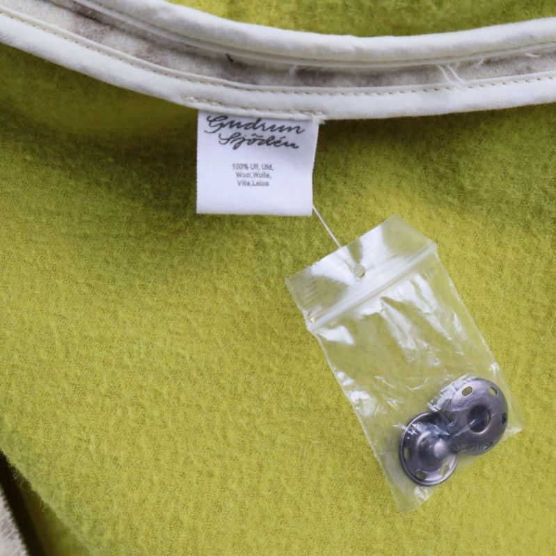 Materiallapp med Gudrun Sjödén och extra knappar på insidan