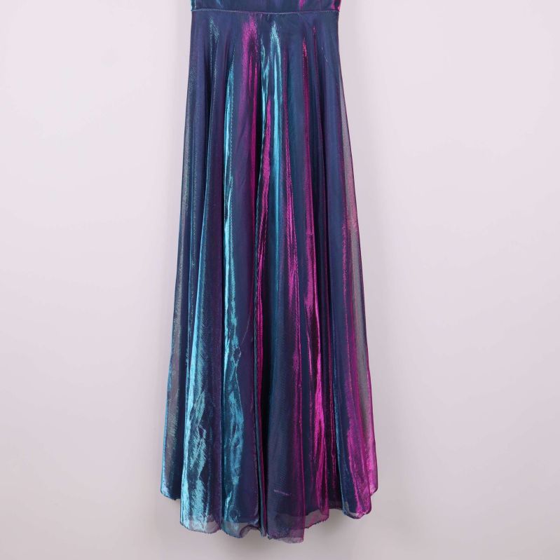 Nedre delen av lång glittrig klänning med skir volym