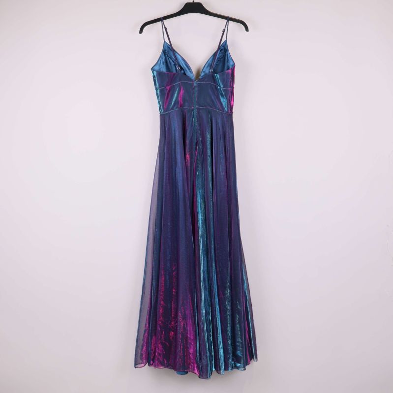 Baksida av lång glittrig klänning med axelband