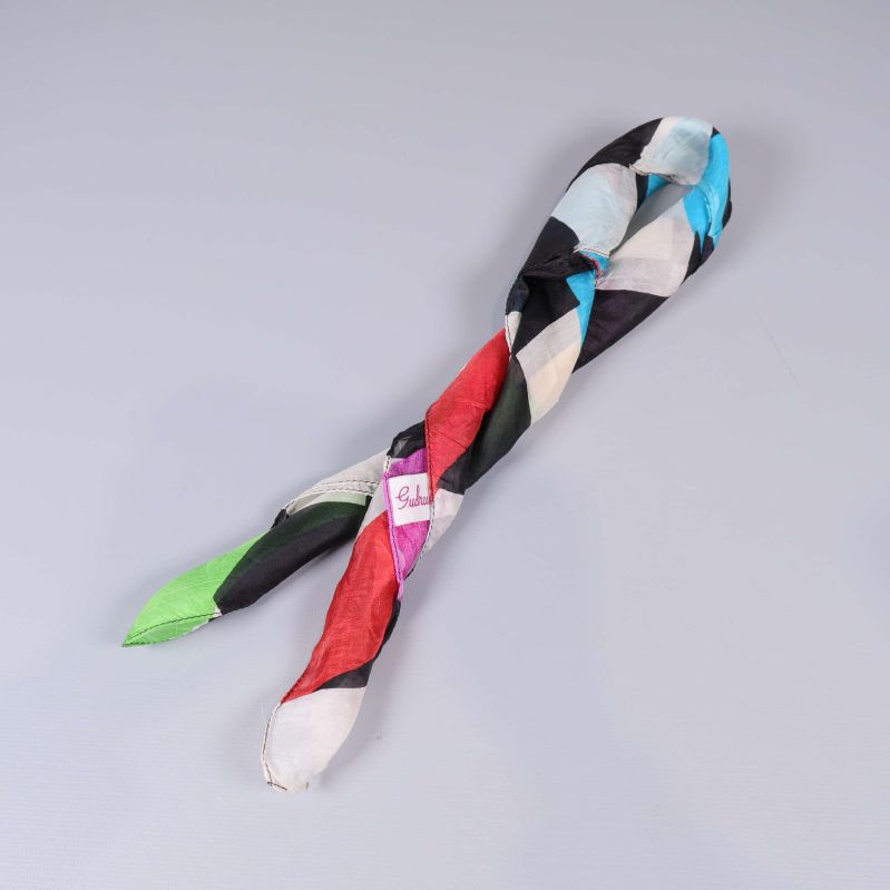 Scarfen ihoprullad på ljus yta