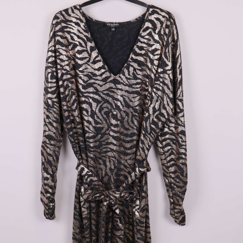 Övre delen av klänningen i närbild som visar v-ringning och djurmönster