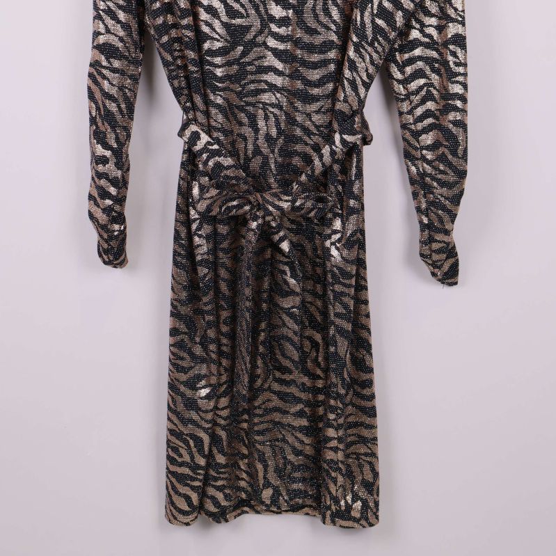 Nedre delen av klänningen med knytband och glittrande mönster