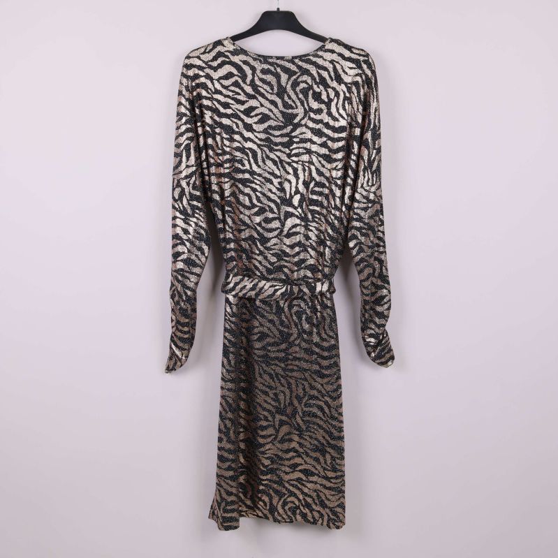 Baksida av djurmönstrad klänning med lång ärm och midjeband