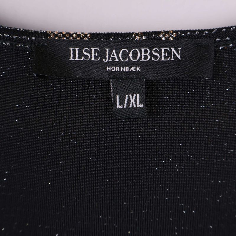 Närbild på Ilse Jacobsen-märkesetikett och storlek L/XL