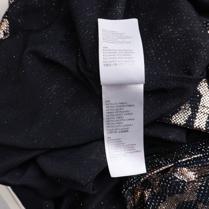 Materialetikett med sammansättning och skötselråd inuti klänningen