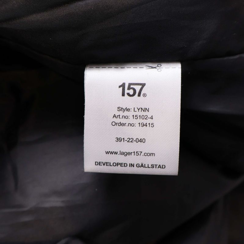 Märkesetikett med text LAGER157 och stildetaljer