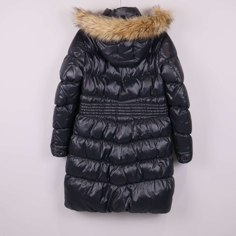 Svart lång dunkappa bakifrån med fuskpäls på huvan