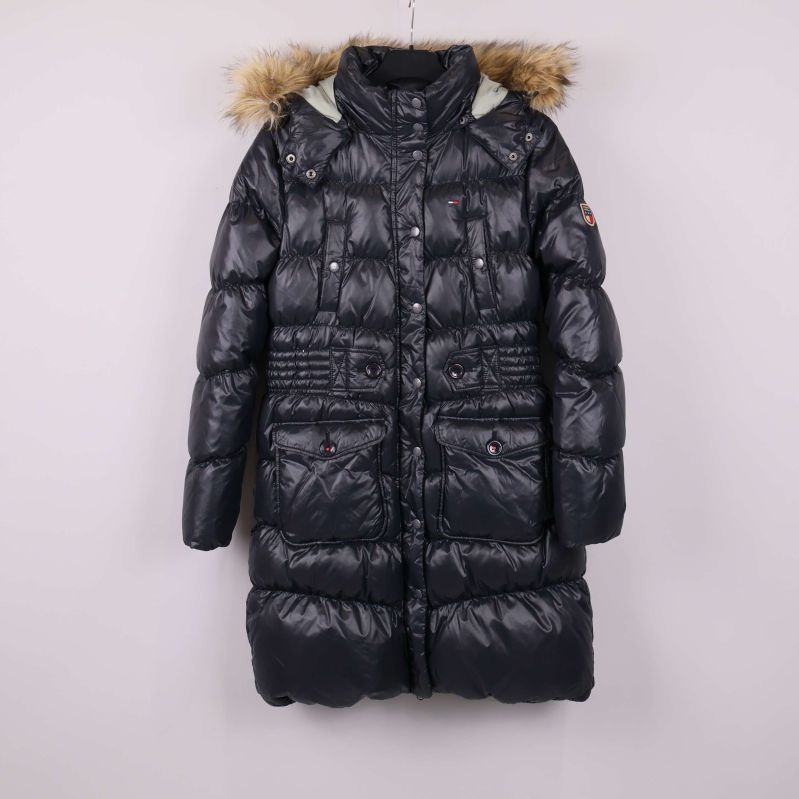 Framsidan av svart lång jacka med fuskpälshuva och fickor