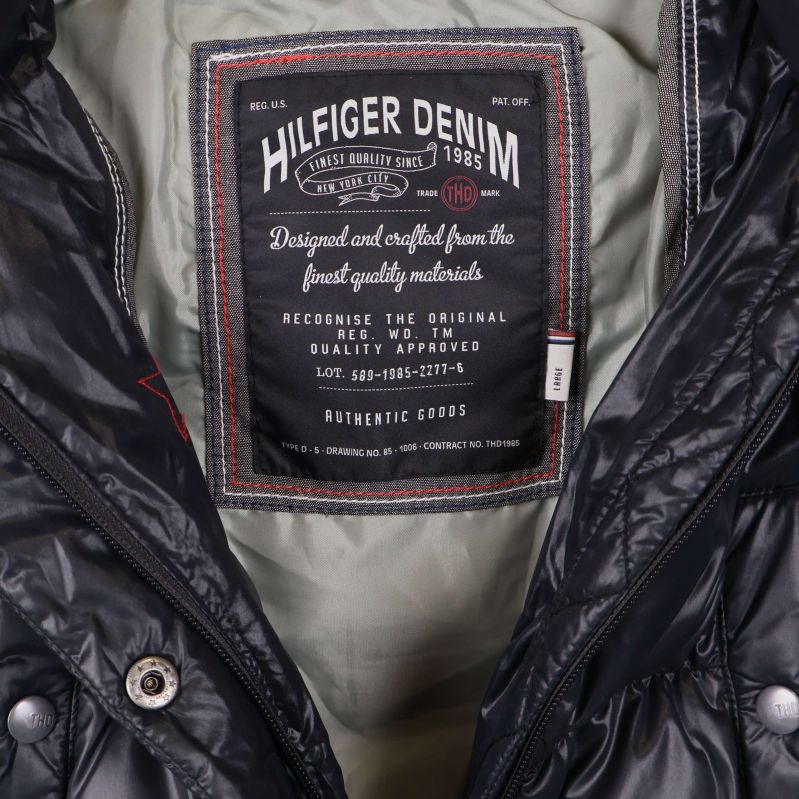 Hilfiger Denim inneretikett på jackans ljusa foder