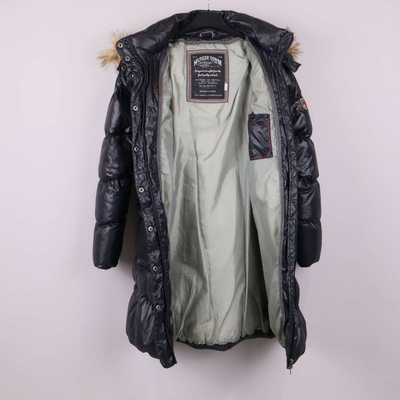 Jackan öppen med synlig ljus insida och Hilfiger Denim-etikett