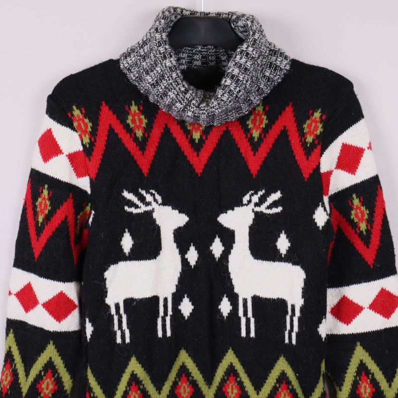 Närbild på tröjans framstycke och polokrage med grafiskt mönster