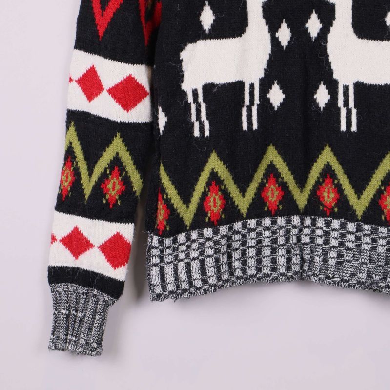 Närbild på tröjans nederkant, muddar och mönstrade ärmar