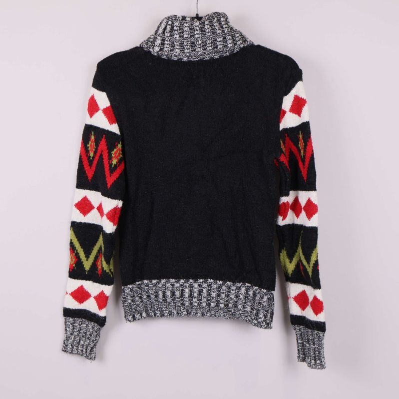 Baksida av stickad tröja med mönstrade ärmar och svart rygg