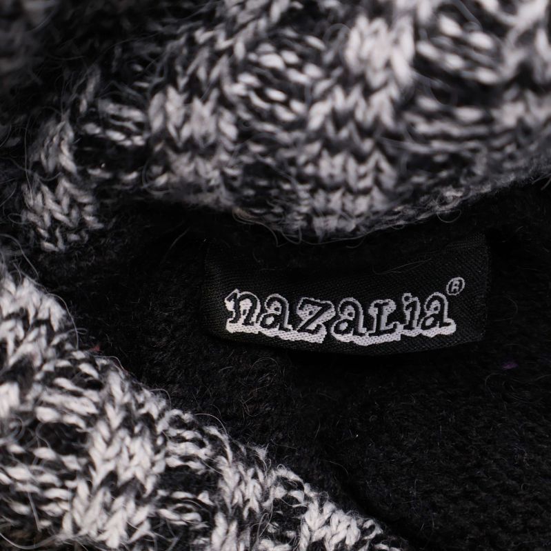 Närbild på etikett med texten nazalia i kragen