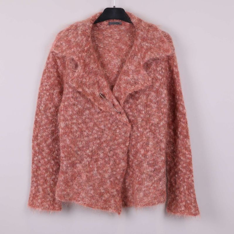 Stickad aprikos jacka hänger själv på galge