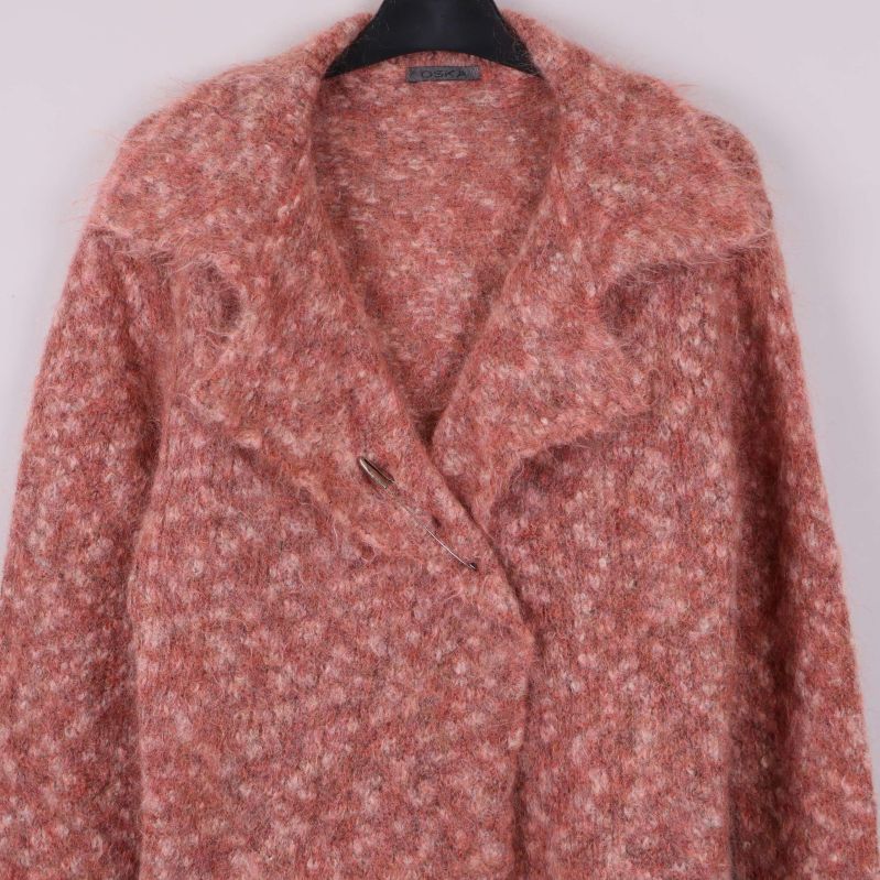 Närbild på kragen och knäppning på stickad jacka