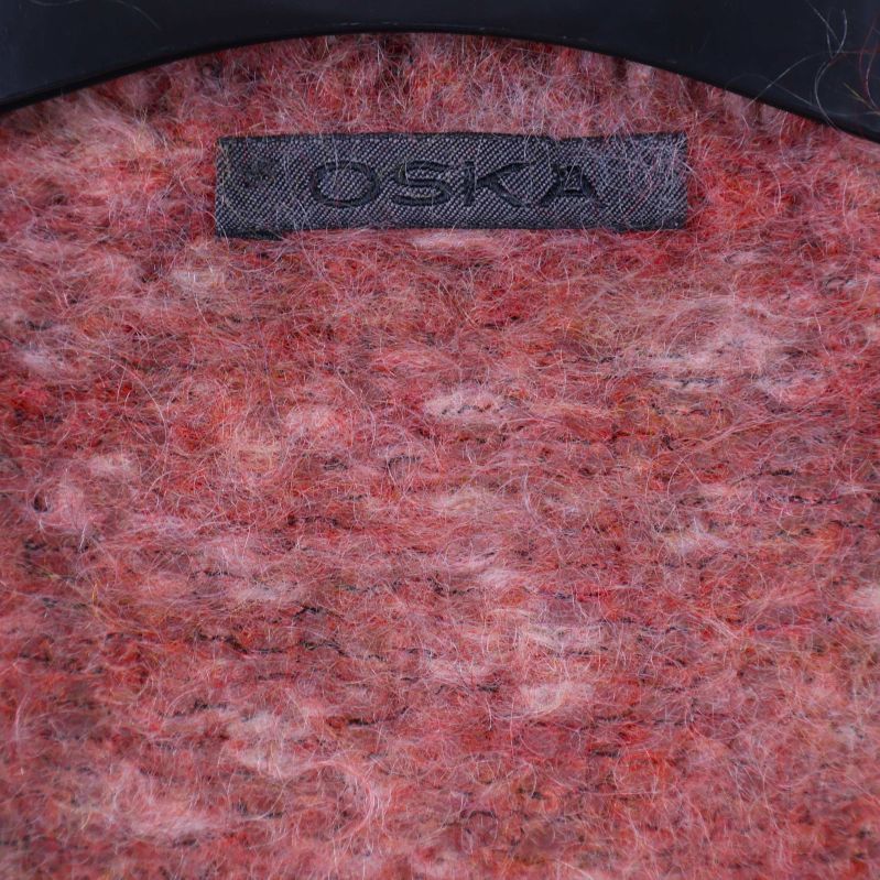 Närbild på OSKA-märkesetikett i jackans krage