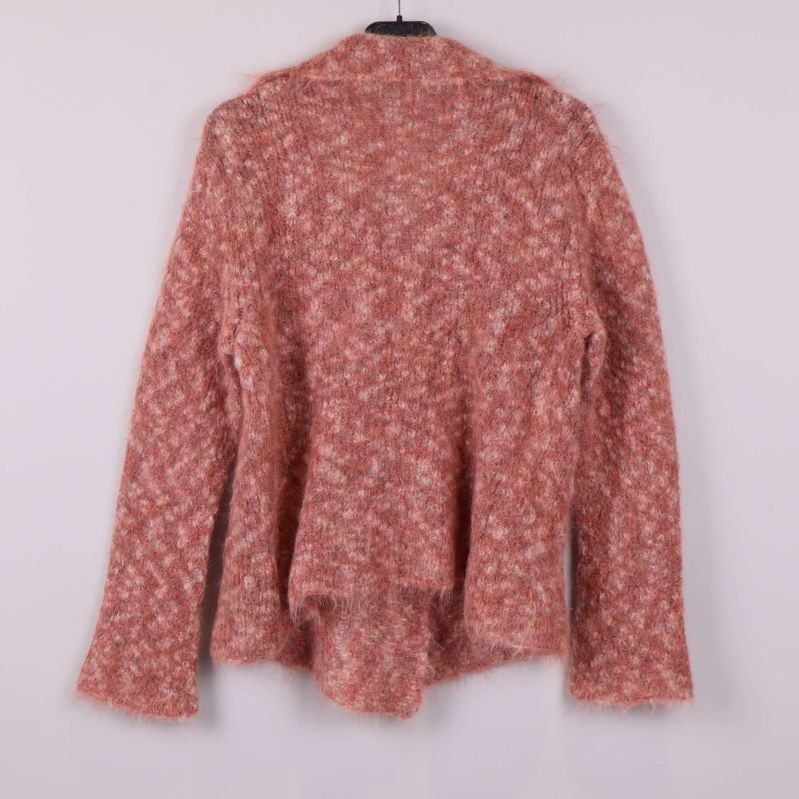 Stickad jacka i aprikosnyans sedd bakifrån