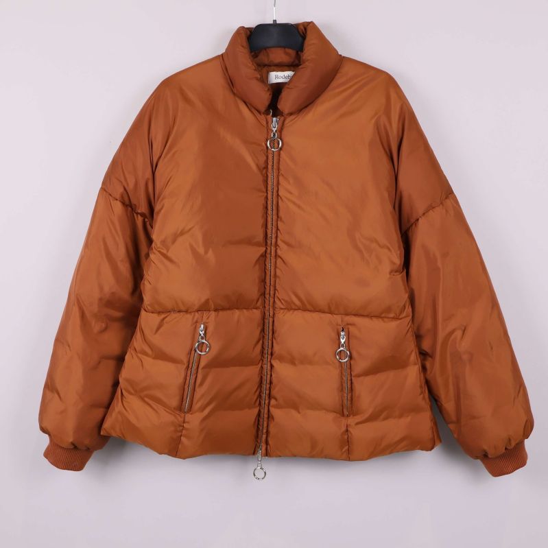 Brun vadderad jacka framifrån med dragkedja