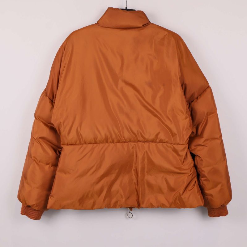 Brun pufferjacka sedd bakifrån utan detaljer